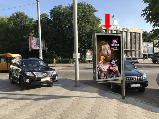 Фото рекламної площини за адресою Соборная пл., 5/1 / ул. Б. Бердичевская, возле Драмтеатра им. Кочерги