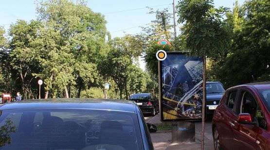 Фото рекламной плоскости по адресу Трехсвятительская ул. 9 Фото рекламной плоскости по адресу Трехсвятительская ул. 9