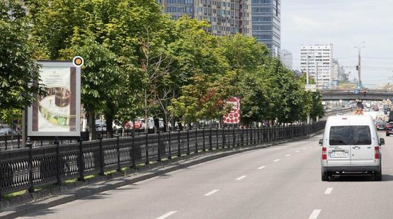 Фото рекламної площини за адресою Проспект Победы, разделитель, напротив супермаркета Велика Кишеня Фото рекламної площини за адресою Проспект Победы, разделитель, напротив супермаркета Велика Кишеня