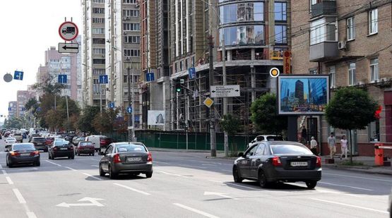 Фото рекламної площини за адресою Антоновича ул. 116, магазин Wine House