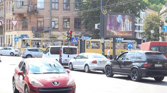 Фото рекламной плоскости по адресу Руставели Шота ул. / Франко И. ул. / Стрыйская ул., с ул. Ш.Руставели,  Стрыйский рынок, колесо обозрения