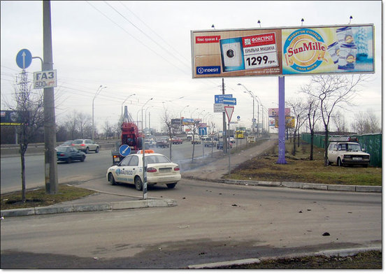 Фото рекламной плоскости по адресу пр.Московский,26 направление на Московский мост  ближе к дороге (призма)