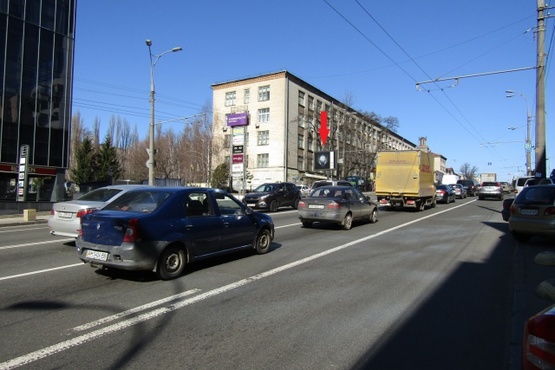 Фото рекламної площини за адресою Вадима Гетьмана, ул,4 , ТЦ Космополит, в сторону центра