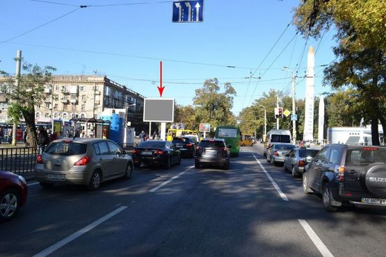 Фото рекламної площини за адресою 042A5,просп. Пушкіна, 21 - просп. О. Поля (Кірова), біля світлофора на зупинці, біля світлофору