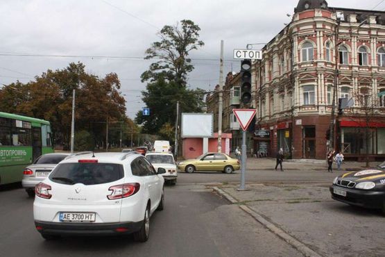 Фото рекламной плоскости по адресу t009A3,просп. Дмитра Яворницького - вул. Княгині Ольги (Горького), рух у бік набережної, біля світлофора Фото рекламной плоскости по адресу t009A3,просп. Дмитра Яворницького - вул. Княгині Ольги (Горького), рух у бік набережної, біля світлофора