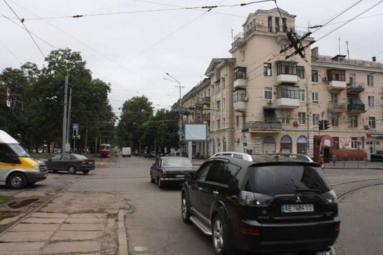 Фото рекламной плоскости по адресу t013A6,просп. Пушкіна - вул. Шмідта, 6, рух у бік Автовокзалу, біля світлофору