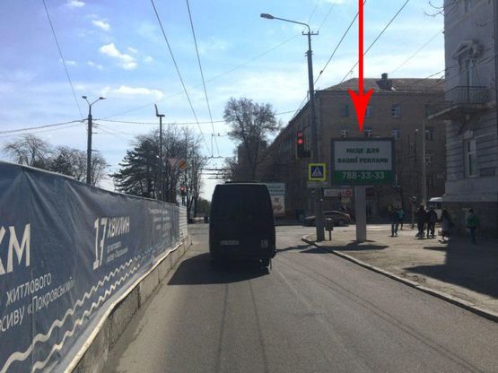 Фото рекламної площини за адресою t049A1,просп. Дмитра Яворницького - просп. Гагаріна, рух у бік набережної перед пехрестям на світлофорі