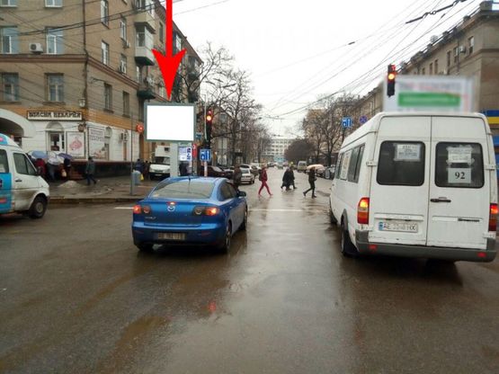 Фото рекламной плоскости по адресу t050A7,пл. Старомостова - вул. Привокзальна, навпроти Макдональдз, біля світлофора