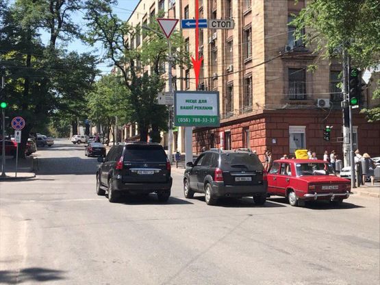 Фото рекламної площини за адресою t117A5,просп. Дмитра Яворницького - вул. Михайла Грушевського, на світлофорі, рух з центру вгору в напрямку просп. Б.Хмельницького