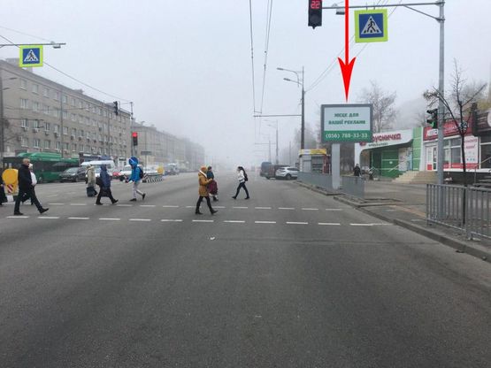 Фото рекламной плоскости по адресу t130A6,просп. Слобожанський в районі буд. №73, супермаркет Брусничка, на світлофорі