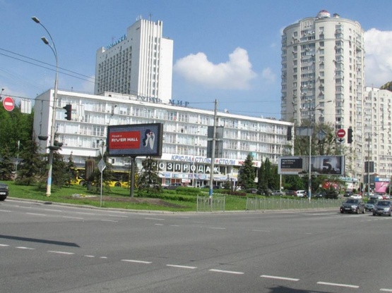 Фото рекламної площини за адресою Голосіївська площа на розподілювачі (між  Голосіївський проспект та вул. Васильківська) Фото рекламної площини за адресою Голосіївська площа на розподілювачі (між  Голосіївський проспект та вул. Васильківська)