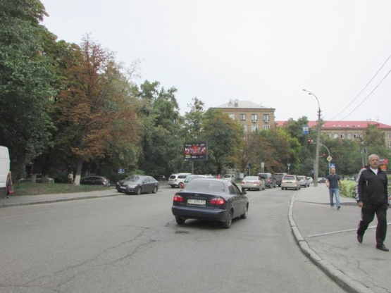 Фото рекламной плоскости по адресу Коновальця Євгена (Щорса), 27 на світлофорі навпроти супермаркету "Сільпо"