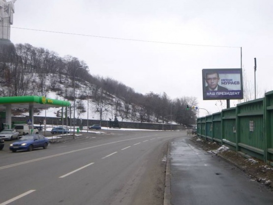 Фото рекламної площини за адресою Старонаводницька / Лаврська , навпроти АЗС "ВОГ" (світлофор)