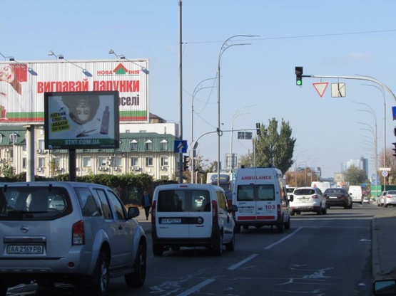 Фото рекламної площини за адресою Межигірська / Набережно-Лугова, світлофор (рух із центру)