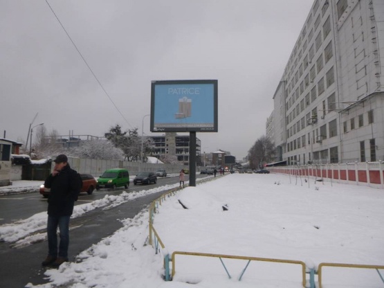 Фото рекламной плоскости по адресу Межигірська / Набережно-Лугова, світлофор (рух до центру)