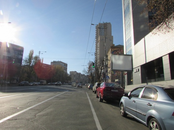 Фото рекламной плоскости по адресу Липківскього Василя (Урицького), 16-А на світлофорі