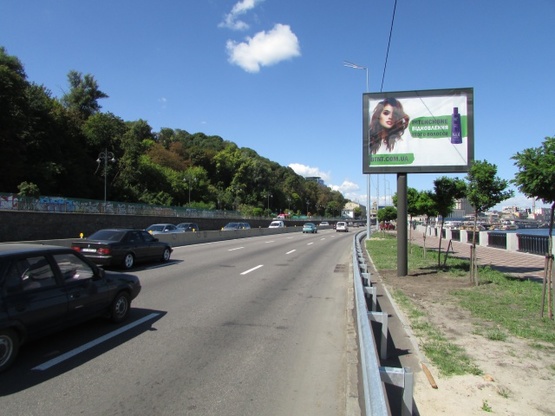 Фото рекламной плоскости по адресу Набережне шосе (4),(після 100 метрів від Паркового мосту по ходу до Поштової площі)