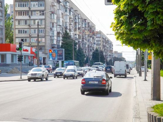 Фото рекламной плоскости по адресу вул. Січеславська Набережна – вул. Ливарна (у центр)/ул. Наб. Ленина – ул. Литейная (в центр), Фестивальный причал,поток к ТЦ Мост Сити, Цирк