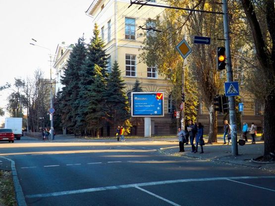 Фото рекламної площини за адресою пр-т. Д. Яворницького - вул. О. Гончара, роллер 4х3/пр. К. Маркса - ул. О. Гончара, роллер 4х3 Соборная площадь, Горный Университет, Исторический музей, рядом ТЦ Атриум Фото рекламної площини за адресою пр-т. Д. Яворницького - вул. О. Гончара, роллер 4х3/пр. К. Маркса - ул. О. Гончара, роллер 4х3 Соборная площадь, Горный Университет, Исторический музей, рядом ТЦ Атриум