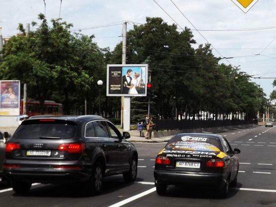 Фото рекламної площини за адресою пр.Д.Яворницького - вул.А.Фабра/пр.К.Маркса - ул.Серова, Оперный театр, центр города