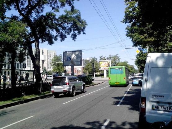 Фото рекламной плоскости по адресу пр.Д.Яворницького - 
вул.Воскресенська/пр. Карла Маркса - ул.Ленина центр города, поток движения в сторону Оперного театра