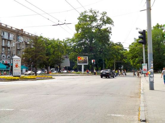 Фото рекламної площини за адресою пр-т. Пушкіна - пр.-т О. Поля, " Квітковий ринок", роллер 3,14х2,32/пр. Пушкина - пр. Кирова, " Цветочный рынок", роллер 3,14х2,32, центр города