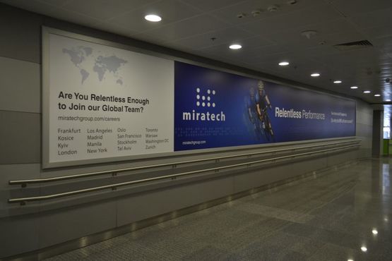 Фото рекламной плоскости по адресу Терминал D. Зона прилета международные рейсы. Баннер в коридоре к залу получения багажа Фото рекламной плоскости по адресу Терминал D. Зона прилета международные рейсы. Баннер в коридоре к залу получения багажа