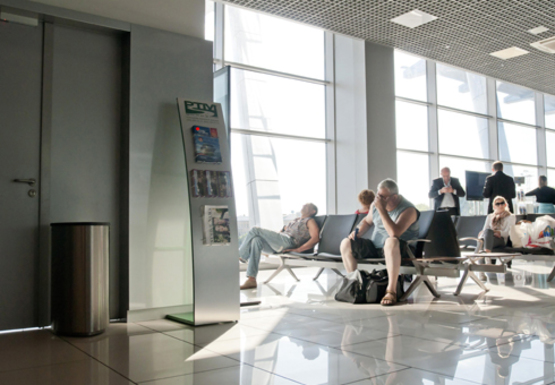 Фото рекламной плоскости по адресу Зал ожидания вылетов, Гейты, 2 этаж (Терминал А)