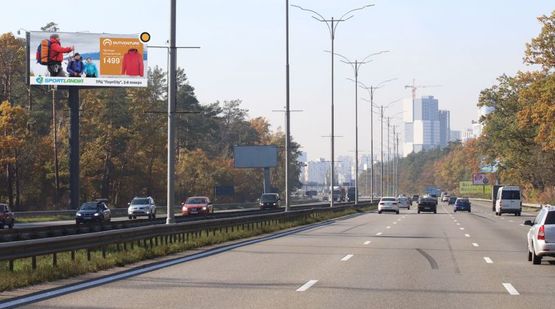 Фото рекламной плоскости по адресу Бориспольское шоссе, 21 столб на разделителе, в Киев