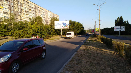 Фото рекламной плоскости по адресу Кондратюка Юрия ул. (ул. Коммунаровская), 11, в направлении ул. Бр. Трофимовых (с/м АТБ, Billa, Приватбанк)