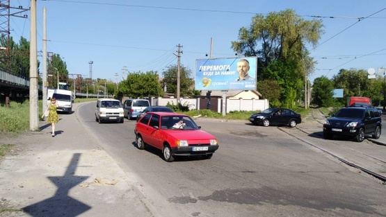 Фото рекламної площини за адресою Каруны ул. - Бажова ул. (АЗС "Rubix", магазин "Рыбалка"), в направл. Просп. газеты "Правда"