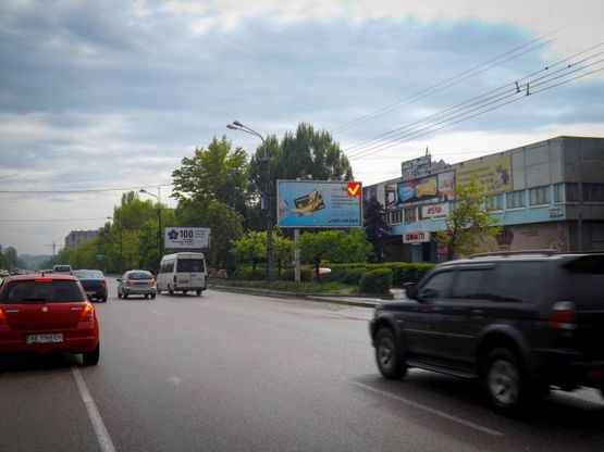 Фото рекламной плоскости по адресу вул. Наб. Перемоги, 38, (магазин "Інтертоп"), призма Фото рекламной плоскости по адресу вул. Наб. Перемоги, 38, (магазин "Інтертоп"), призма