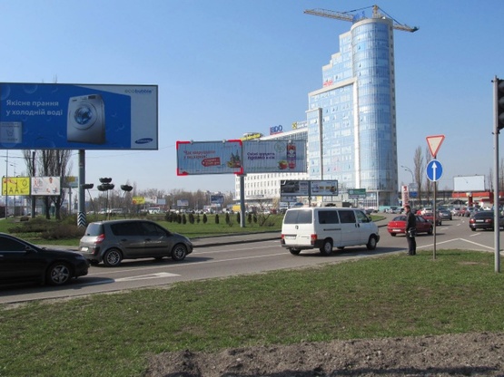 Фото рекламної площини за адресою Харьковская пл. (ст. м.  Бориспольская, АЗС "БРОМ", "Авиаком", Київміськнафтопродукт, "Райффайзен Банк")въезд в город