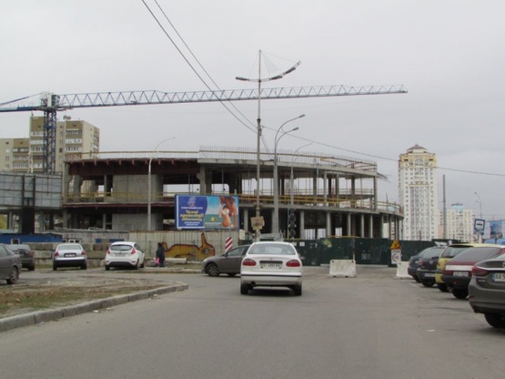 Фото рекламної площини за адресою Оболонский просп., 40 - ст. м.  Героев Днепра, (ПравексБанк, "Аптека низких цен", рынок Оболонский, "Нью-Вінд" Торговий Дім)