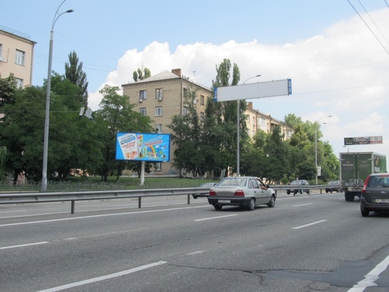 Фото рекламной плоскости по адресу Дружбы Народов бул., 11, (Медичний Центр "Столиця", УкрСибБанк, Новая почта №45), в направ. моста Патона