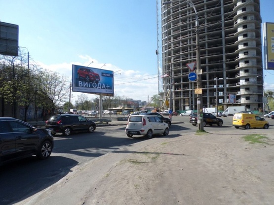 Фото рекламной плоскости по адресу Бандеры С. просп. (Московский просп.) - ул. Новоконстантиновская, (БЦ "Валми",автосалон BMW, БЦ "Форум Парк Плаза", Новая почта№17), в направ. Петровки