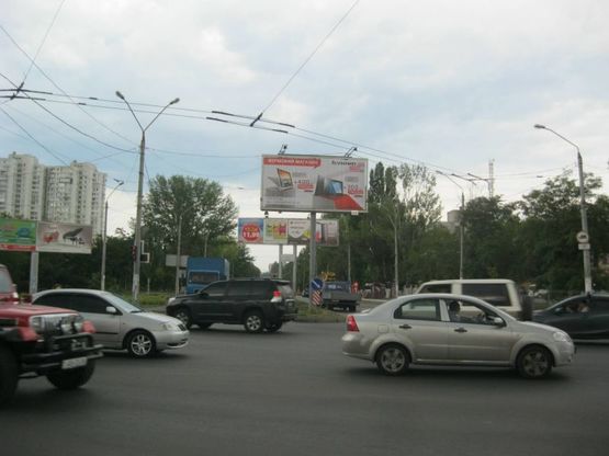 Фото рекламной плоскости по адресу просп. Академика Глушко, 29-А / просп. Маршала Жукова (призма)
