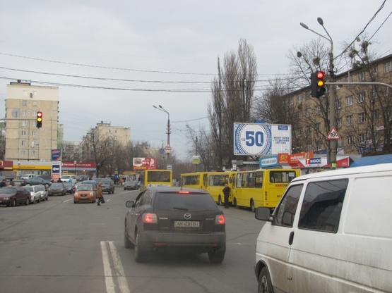 Фото рекламної площини за адресою Юры Гната ул., 9, (ТЦ "Квадрат", ТЦ "Дитяча країна", кинотеатр "Лейпциг", Ельдорадо, БЦ "Жизнь и Право", "Сильпо", "Велика кишеня"), направ. прос. Победы, призма
