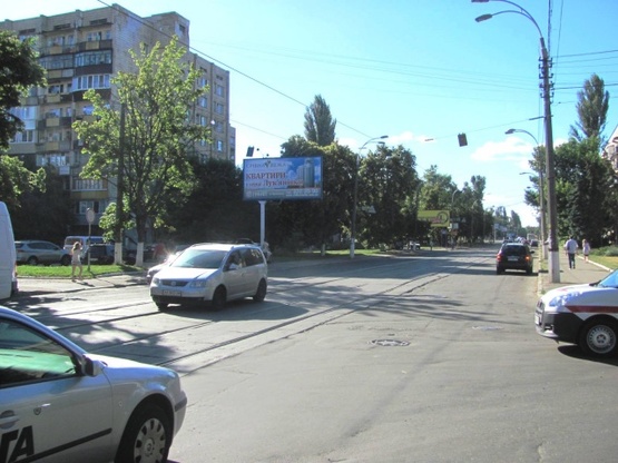 Фото рекламної площини за адресою Кирилловская ул. (Фрунзе ул.) - ул. Хвойки В., (ОщадБанк, Библиотека им. О.Копиленка, стадион "Спартак", СШ№114), направ. ул. О.Телиги