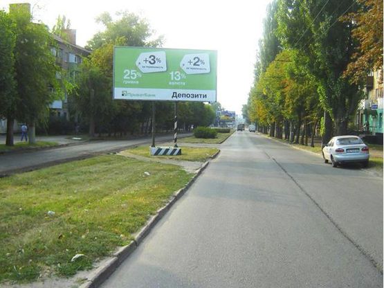 Фото рекламной плоскости по адресу Ватутина ул., 23, разделитель, ("ПриватБанк", шахтауправление), на  Ракитина ул., 129 квартал