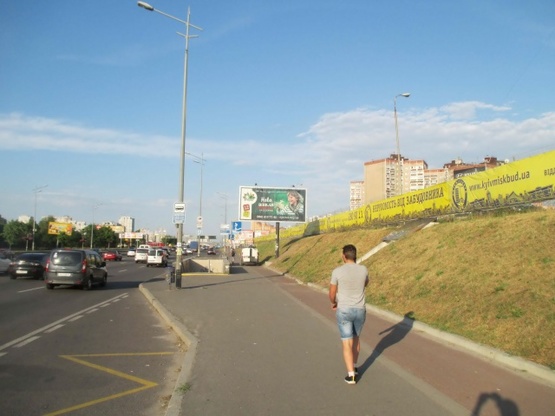 Фото рекламной плоскости по адресу пр.Бажана,16 (ст.м.Позняки, ТЦ Спортмастер)А призма грань-2