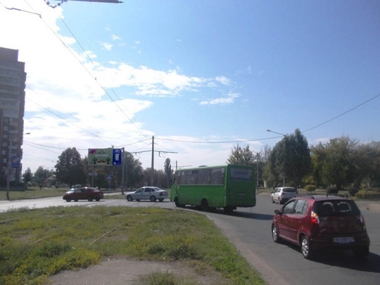 Фото рекламної площини за адресою Победы просп. - Ахсарова ул., (маркет "АТБ", салон мебели "GUT", мастерская автозвука) в направл. ул.Клочковской Фото рекламної площини за адресою Победы просп. - Ахсарова ул., (маркет "АТБ", салон мебели "GUT", мастерская автозвука) в направл. ул.Клочковской