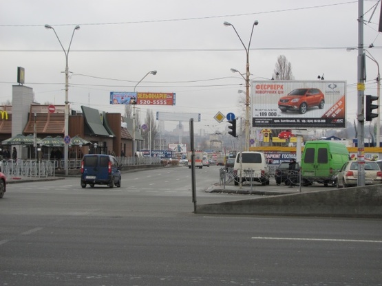 Фото рекламної площини за адресою Тульская пл., (ст. м.  Петровка, "Макдональдс", заправка ТНК, в сторону книжного рынка) призма