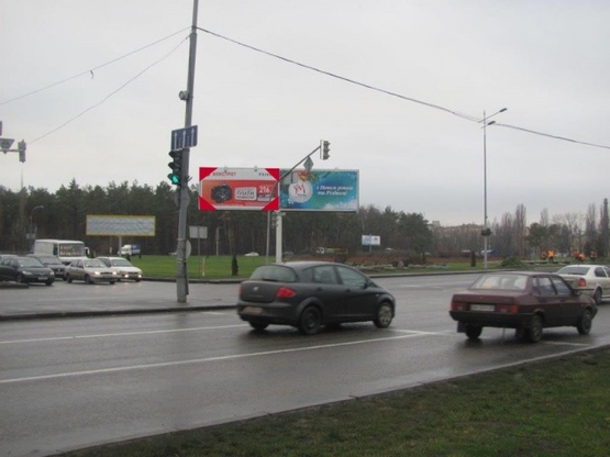 Фото рекламной плоскости по адресу Харьковская пл., Бориспольская трасса (въезд в Киев), призма