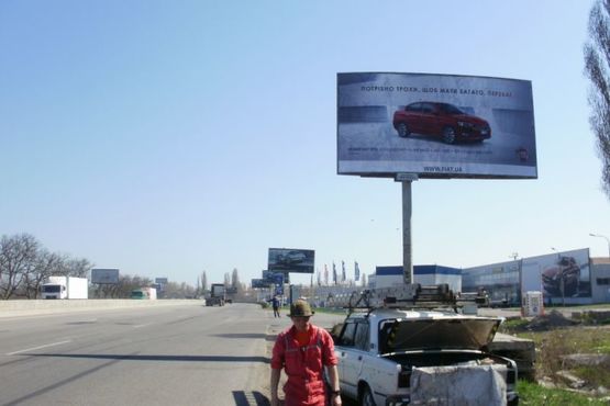 Фото рекламной плоскости по адресу Киевское (Ленинградское) шоссе в Одессу (463+250) - а/салон "Мерседес-центр", за "Новой Линией"
