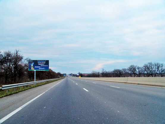 Фото рекламной плоскости по адресу Одесса-Киев.За Клеверноым мостом из Одессы (454+600), 16.5 км. от КПП
