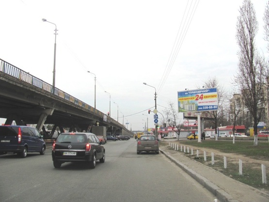 Фото рекламной плоскости по адресу Братиславская ул., 24 - ул. Ш.Алейхема, (рынок "Юность", Магазин "АТБ", в направлении просп. Ватутина Ген.), призма