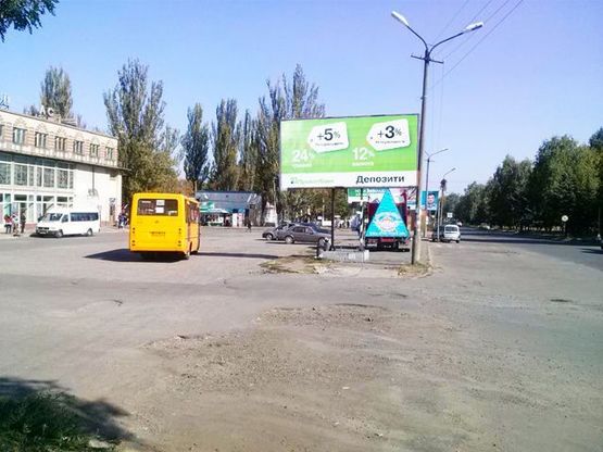 Фото рекламной плоскости по адресу Горняков ул., 38, мкр. Ингулец, (АвтоСтиль, пиццерия "Челентано"), выезд из Автовокзала