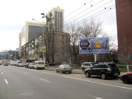 Фото рекламной плоскости по адресу Антоновича ул. (Горького), 164 (Супер-маркет "Фуршет","Swedbank", в направлении бул. Дружбы Народов), призма