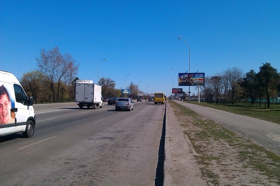 Фото рекламної площини за адресою Броварской просп., ст. м.  Лесная (супер-маркет "МегаМаркет", парк Киото, выезд из города)